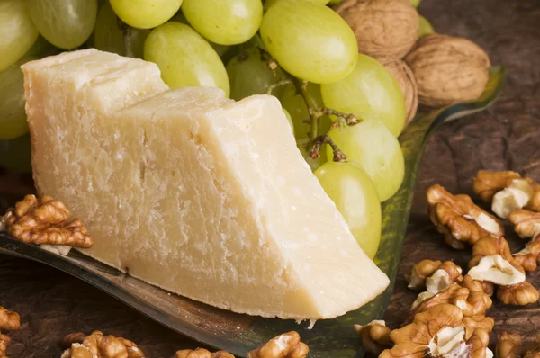 Жорсткий сир з виноградом і горіхами . — стокове фото