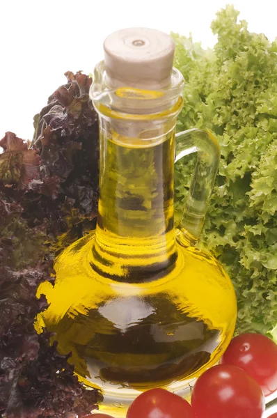 Gros plan sur les aliments avec de l'huile d'olive et des légumes — Photo