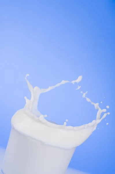 Mjölk stänk av glas — Stockfoto