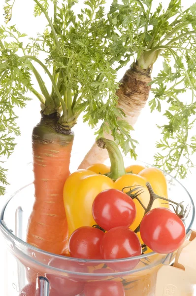 Comida vegetal fresca em liquidificador sobre branco — Fotografia de Stock
