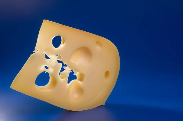 Kaas eten op een blauwe achtergrond. — Stockfoto
