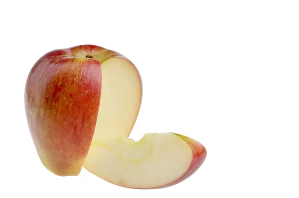Świeży czerwony dojrzałe jabłko pocięta na białym tle — Zdjęcie stockowe