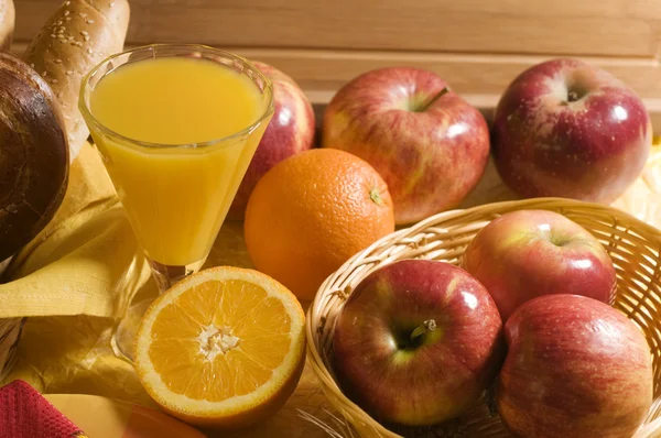 Orangensaft mit Äpfeln — Stockfoto