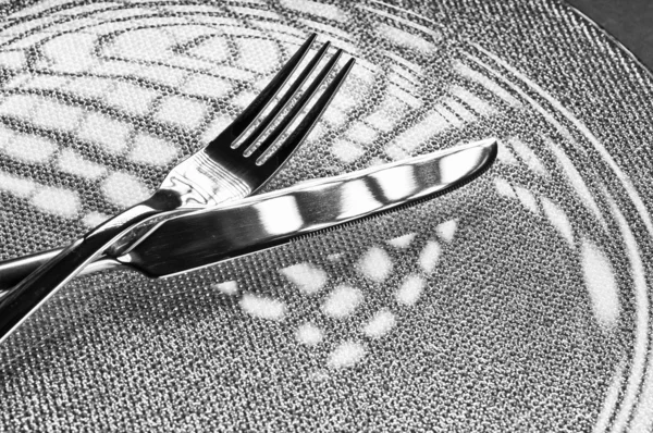 Виделка і ніж на тарілці — стокове фото