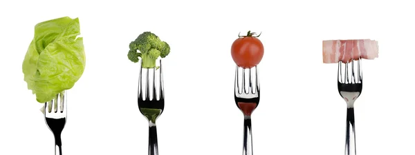 Frisches rohes Gemüse und Fleisch auf Gabeln vor weißem Hintergrund — Stockfoto