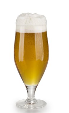 alkol köpük ve beyaz arka plan üzerinde izole kabarcık ile light bira cam.