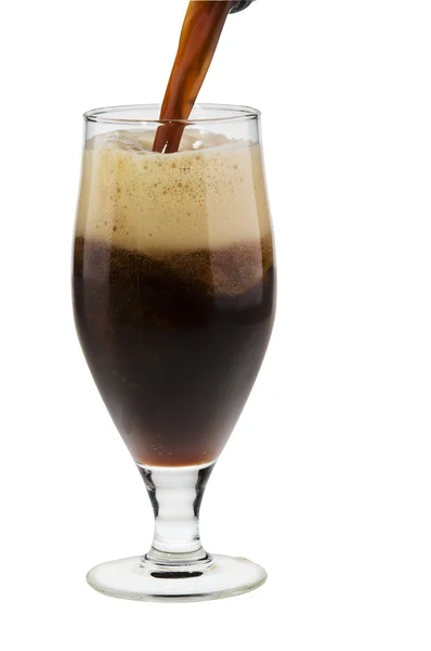 白い背景で隔離の泡とボトルからグラスに注いでいる暗いアルコール ビールのストリーム — ストック写真