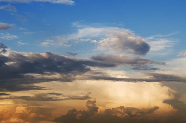 Многоцветный Красивый Облачный Закат — стоковое фото