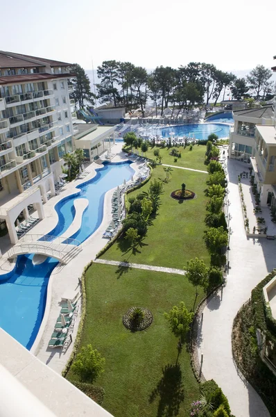 Hoteles de lujo con curva hermosa piscina de agua —  Fotos de Stock