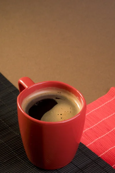 Bebida Café Caliente Negro Una Taza Roja Con Espuma Fresca —  Fotos de Stock