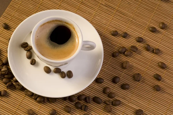 Café expresso com grãos de café — Fotografia de Stock