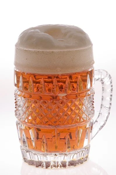 白い背景の上の泡とビールの Bampered カップ — ストック写真