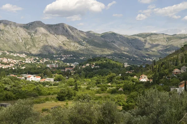 Croazia Paesaggio Con Tetti Rossi Montagne Cielo Blu — Foto Stock