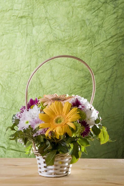 바구니에 꽃 — 스톡 사진