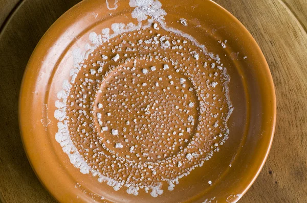 木の板に皿の上に結晶塩 — ストック写真