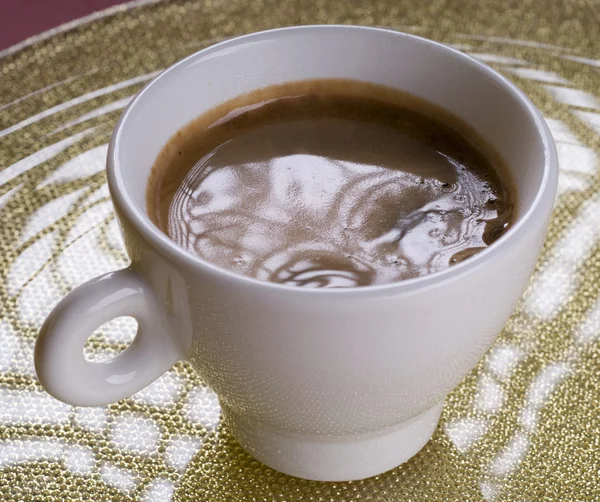 Kopje Koffie Met Schuim Een Plaat — Stockfoto