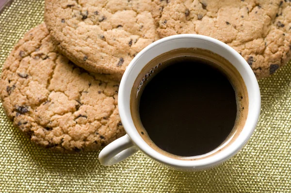 Kaffeetasse Und Schokoladenkekse Auf Einem Teller Über Farbigem Hintergrund — Stockfoto