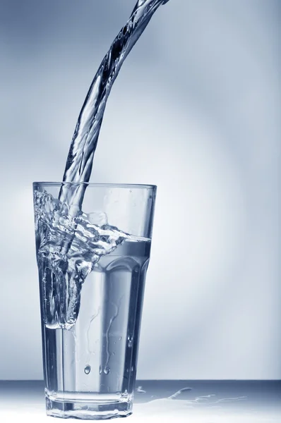 Färskt Vatten Hälla Glas Över Tonad Bakgrund — Stockfoto