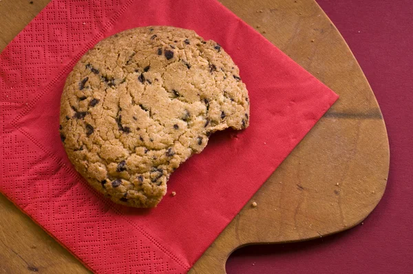 Chocolade cookie over op een snijplank Stockfoto