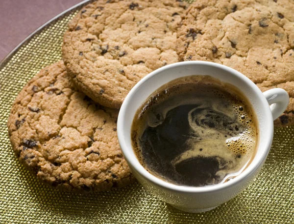 Kaffe kopp och choklad cookies — Stockfoto