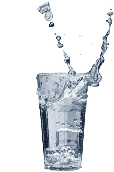 从杯子里喷出的水 — 图库照片