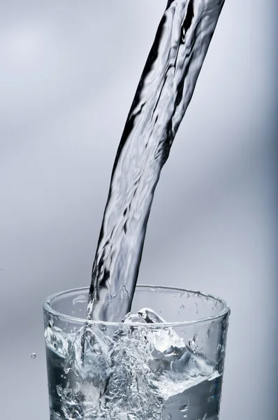 De l'eau fraîche coulant dans un verre — Photo