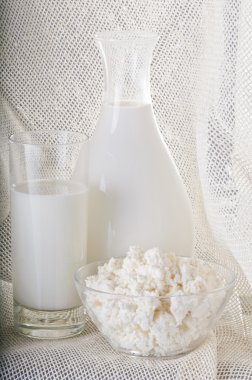 şişe ve bardak süt