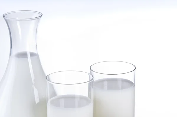 Bouteille et verres de lait — Photo