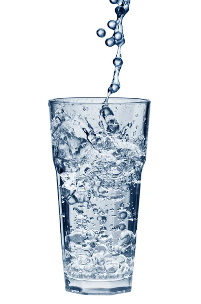 从杯子里喷出的水 — 图库照片