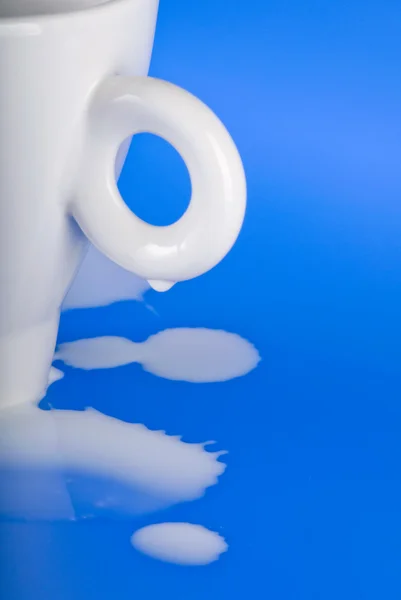 Parte de la taza grande blanca con leche —  Fotos de Stock