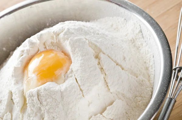 Harina blanca y huevo en tazón — Foto de Stock