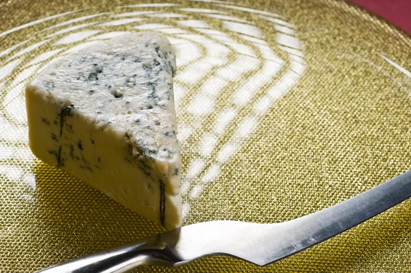 Mavi peynir ve bir plaka üzerinde bıçak — Stok fotoğraf