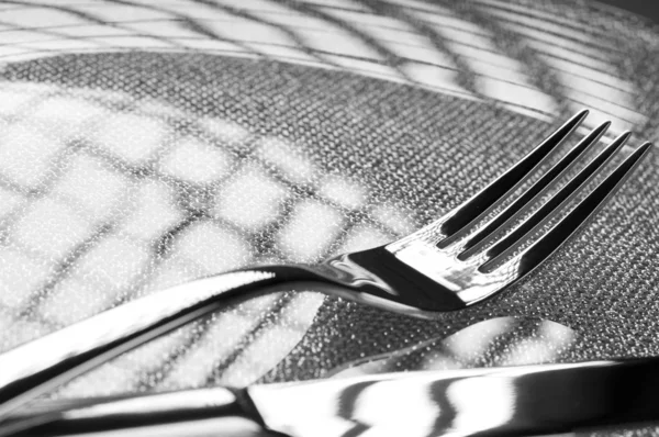 Çatal ve bıçak bir tabakta — Stok fotoğraf