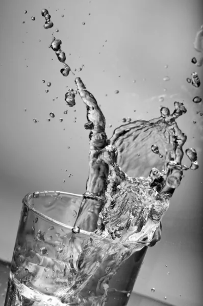 Свіжа вода виливається зі склянки з льодом — стокове фото