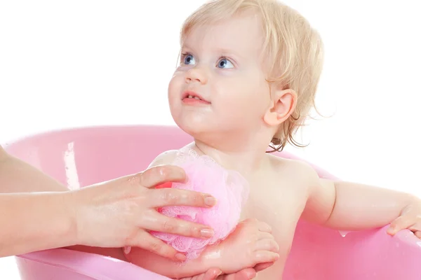 Bebê menina tomando banho no banho isolado em branco — Fotografia de Stock
