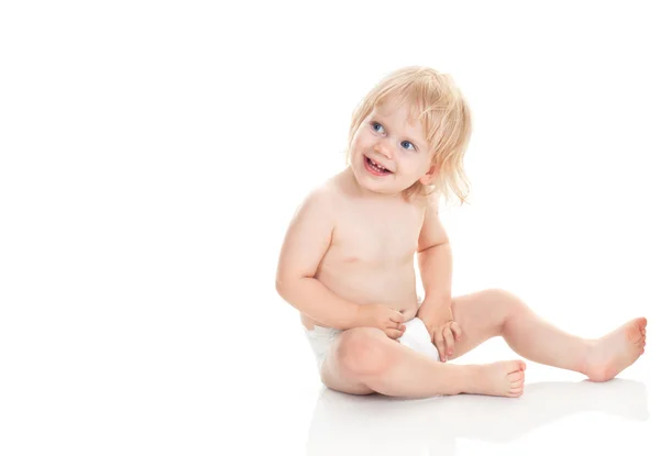 Bebê bonito senta-se sorrindo isolado no branco — Fotografia de Stock