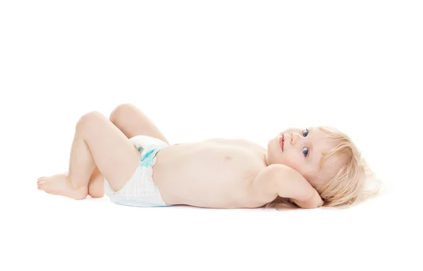 Bonito bebê mentiras mãos atrás de sua cabeça isolado no branco — Fotografia de Stock