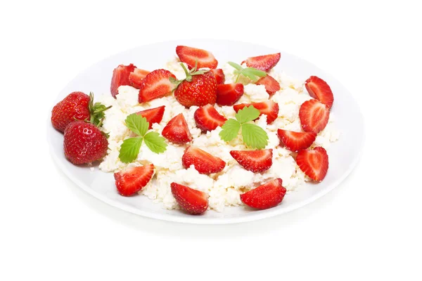 Fromage cottage aux fraises isolé sur blanc Images De Stock Libres De Droits