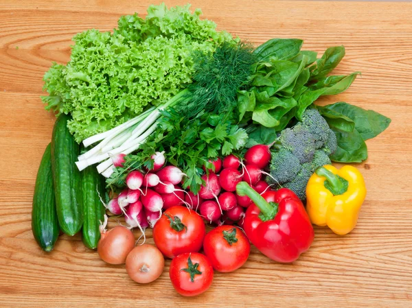Směs čerstvé zeleniny na dřevěný stůl — Stock fotografie