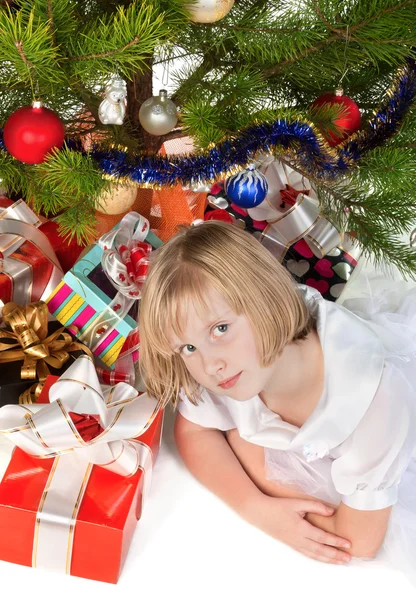 Ragazza adolescente bionda sotto l'albero di Natale — Foto Stock