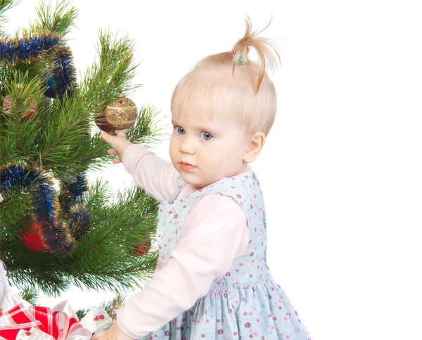 Şirin Bebek kız whit üzerinde izole Noel ağacının yanında ayakta — Stok fotoğraf