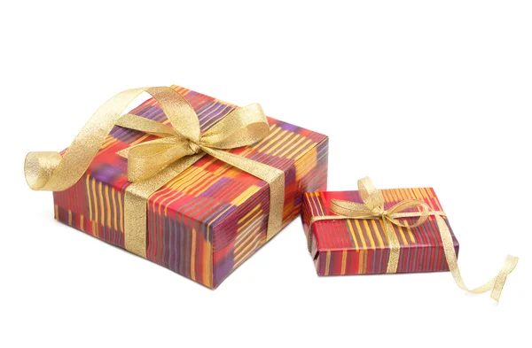 Confezioni regalo natalizie decorate con nastro — Foto Stock