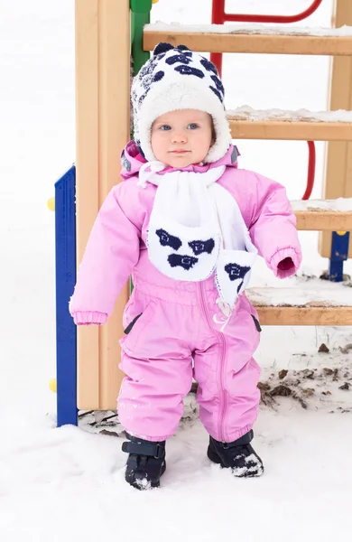 Baby flicka för en promenad på en vinterdag — Stockfoto