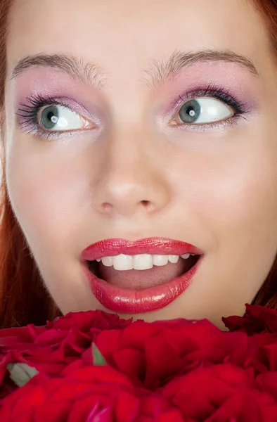 Όμορφη γυναίκα έκπληκτος από το μπουκέτο με τριαντάφυλλα — Φωτογραφία Αρχείου