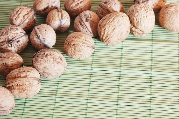 Волоські горіхи на бамбуковій текстурі — стокове фото