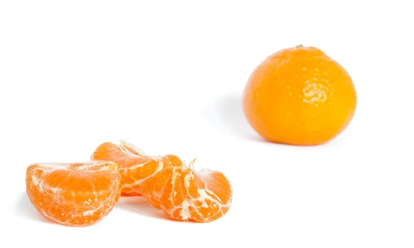 Soyulmuş mandarin üzerinde beyaz izole — Stok fotoğraf