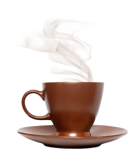 A xícara marrom perfeita com café fumegante em um fundo branco — Fotografia de Stock