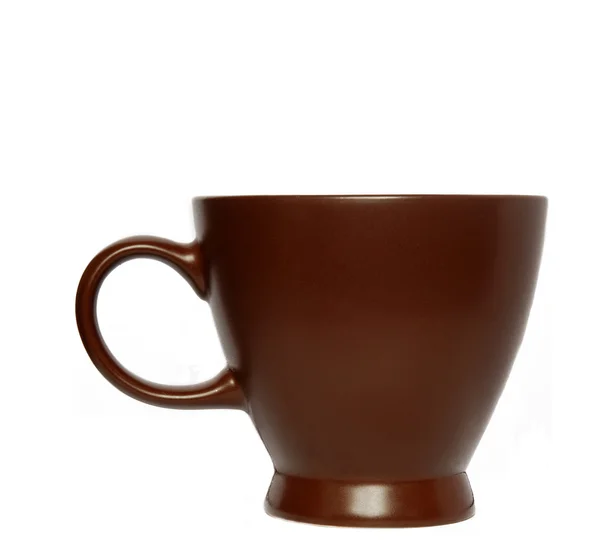 Ідеальна коричнева чашка з паровою кавою на білому тлі — стокове фото