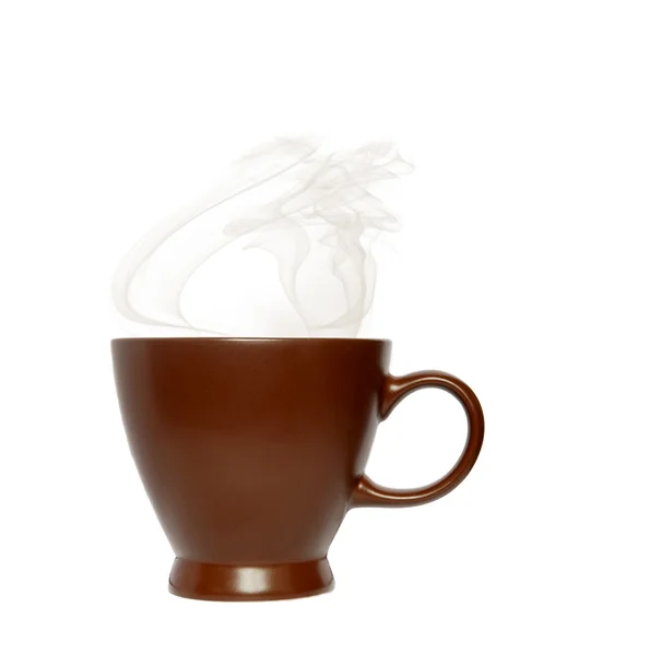 La tasse brune parfaite avec café fumant sur fond blanc — Photo