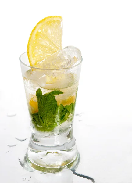 Cocktail with lemon and mint — Stock Photo, Image